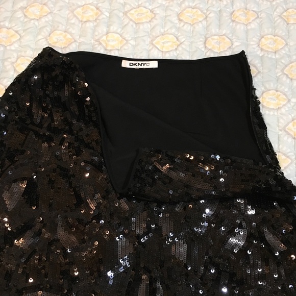 DKNYC Block short , shiny sequence , black skirt, zipper on the side - Picture 10 of 11